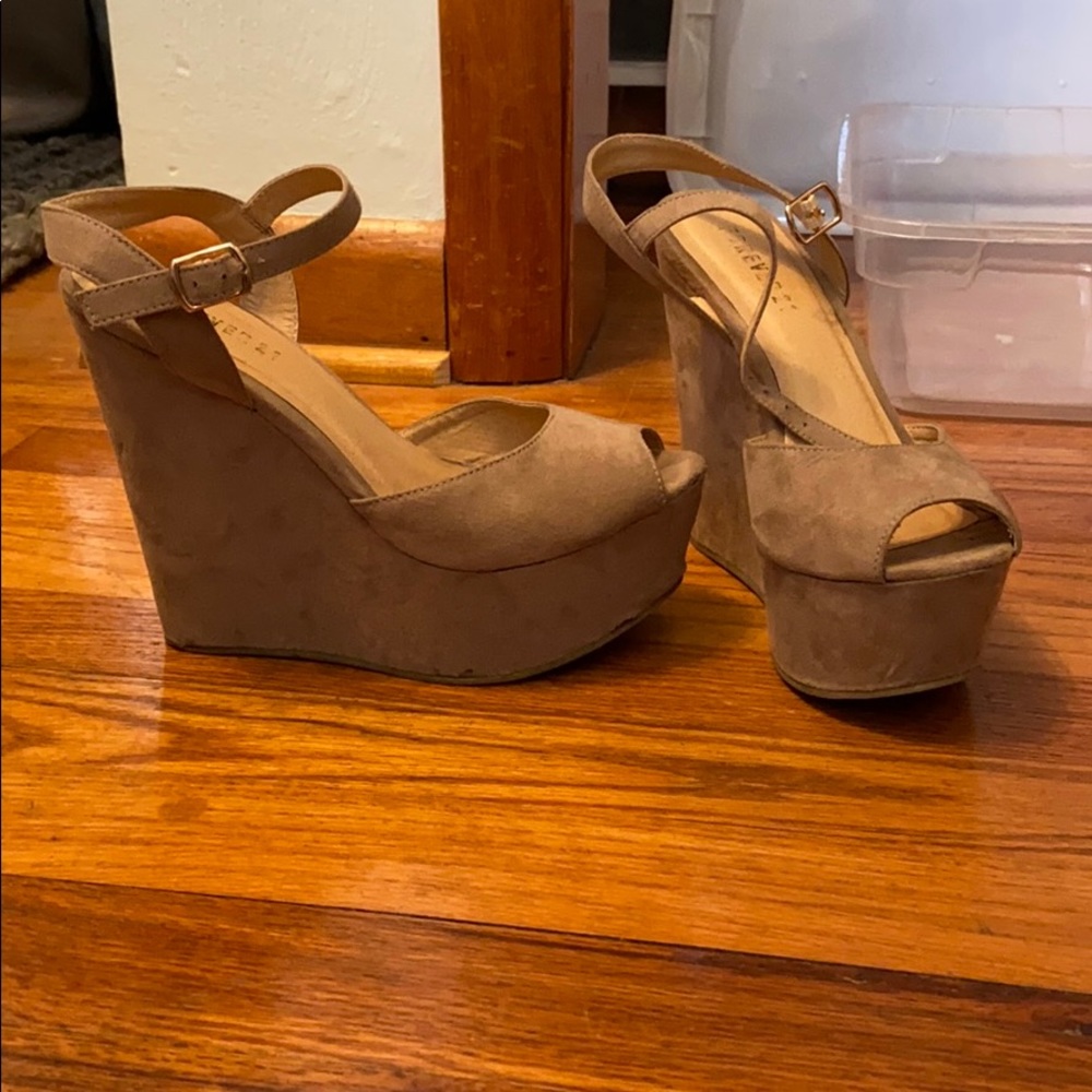 Peep toe platform suede pumps